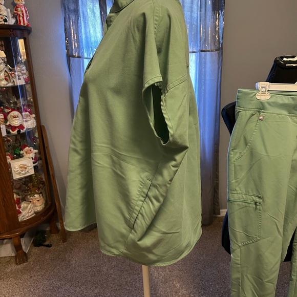 Women's Green Pants & Top Scrub top - Picture 3 of 11